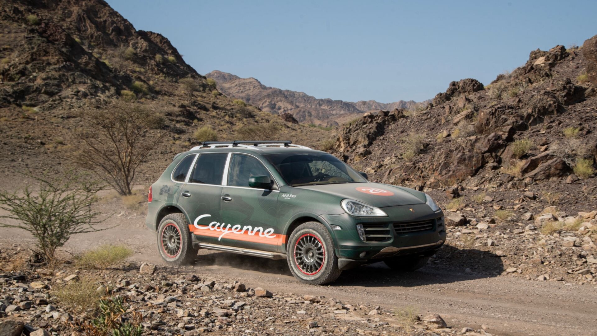 В Porsche подготовили 8 старых Cayenne к бездорожью, чтобы отметить юбилей модели