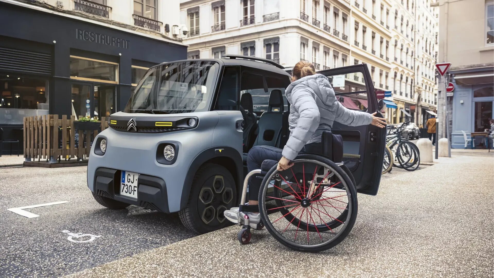 Крохотный электрокар Citroen Ami получил вариант для инвалидов-колясочников