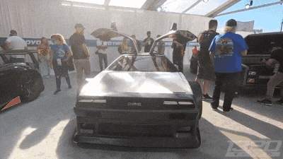 Этому DeLorean предстояло отправиться на свалку, но он стал героем тюнинг-проекта в стиле киберпанк