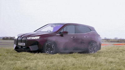 Бензиновый и электрический кроссоверы BMW сразились в перетягивании каната