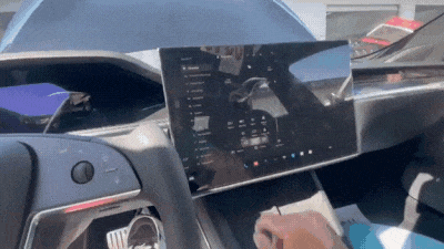 Tesla Model S оснастили поворотным экраном