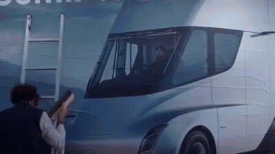 Компания Renault высмеяла Tesla в новой рекламе грузовиков