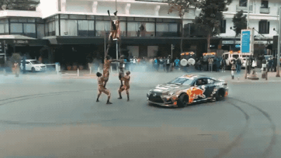 Гонщик Red Bull поездил в заносе по столице Кении на 1200-сильном Lexus