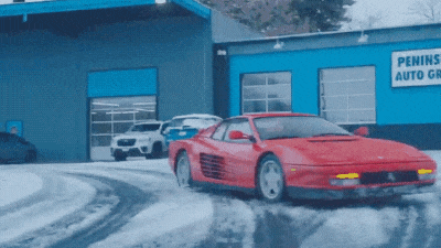 На культовой Ferrari Testarossa подрифтили (неумело) по заснеженному городу