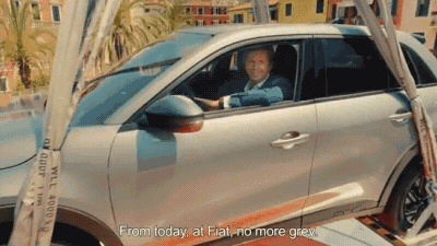 Главу Fiat искупали в оранжевой краске