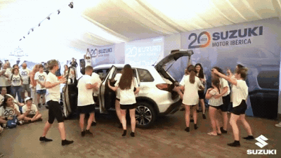 В компактный кроссовер Suzuki Vitara уместились 23 человека, и осталось место для аплодисментов