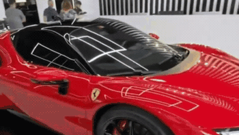 Власти ОАЭ разыскивают автора шуточного видео из автосалона