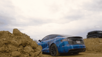 Ram TRX 6x6 перепрыгнул через Tesla Model S: обе машины выжили