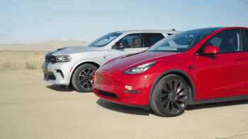 Электрокар Tesla Model Y и суперкроссовер Dodge Durango SRT сравнили в необычном дрэге