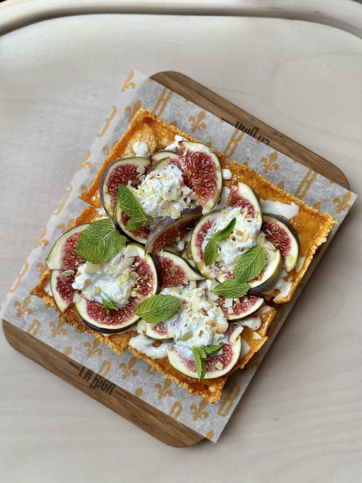 Детройтская пицца с инжиром, страчателлой и миндалём