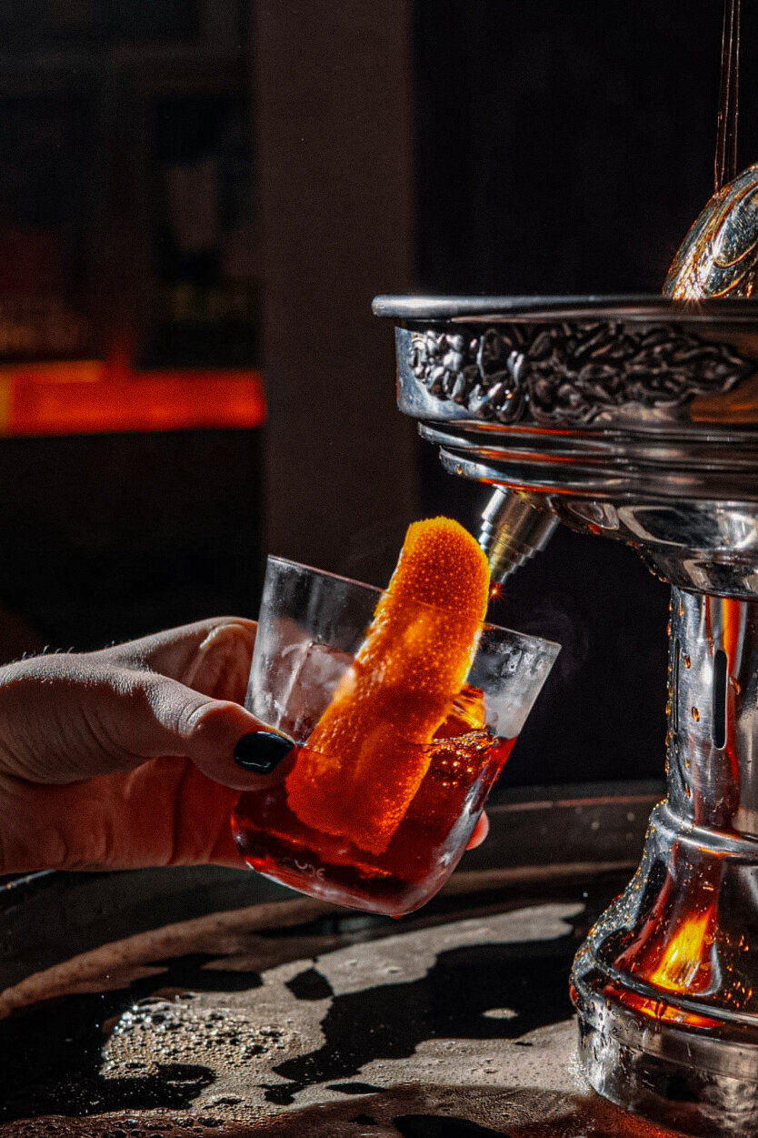 Фонтан с коктейлем «Негрони»