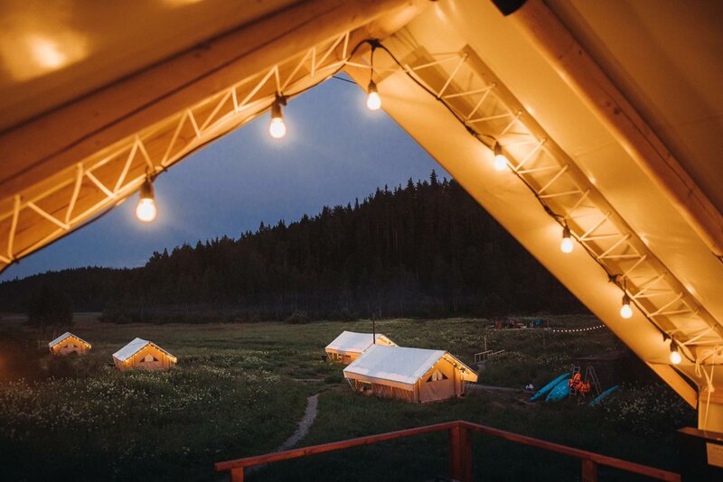 Вечером
территория глэмпинга с включённой подсветкой выглядит завораживающе.