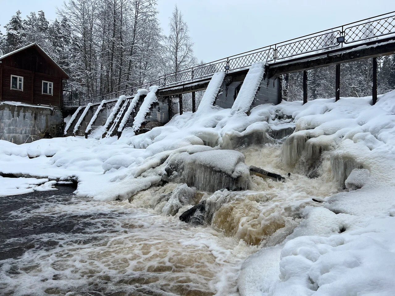Останки плотины старой финской ГЭС на реке Волчья.