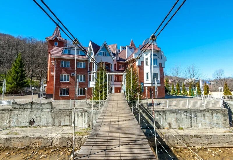 Через реку Курджипс ведёт мост ко входу в гостиницу Гуамка.