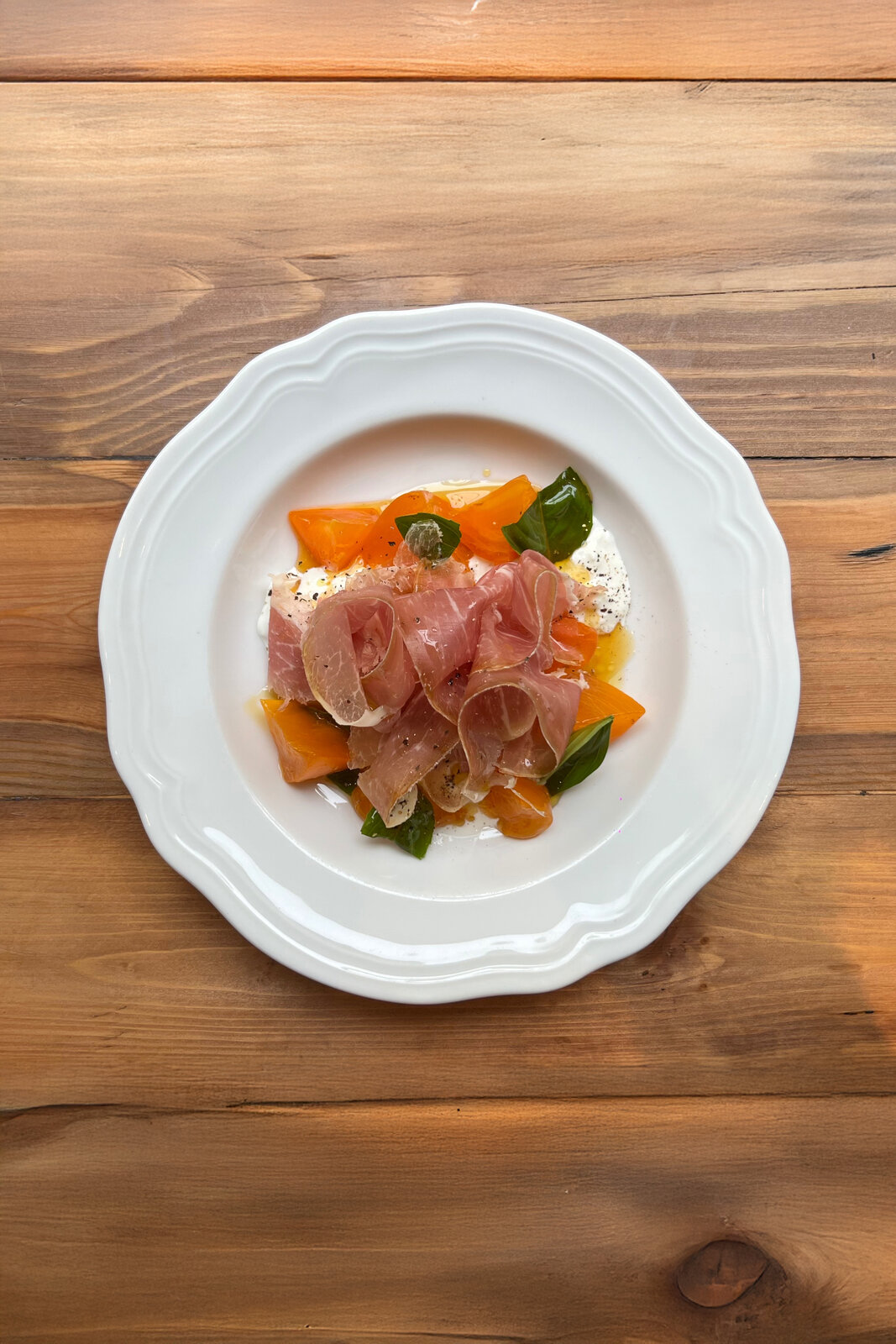 Хурма с прошутто и страчателлой