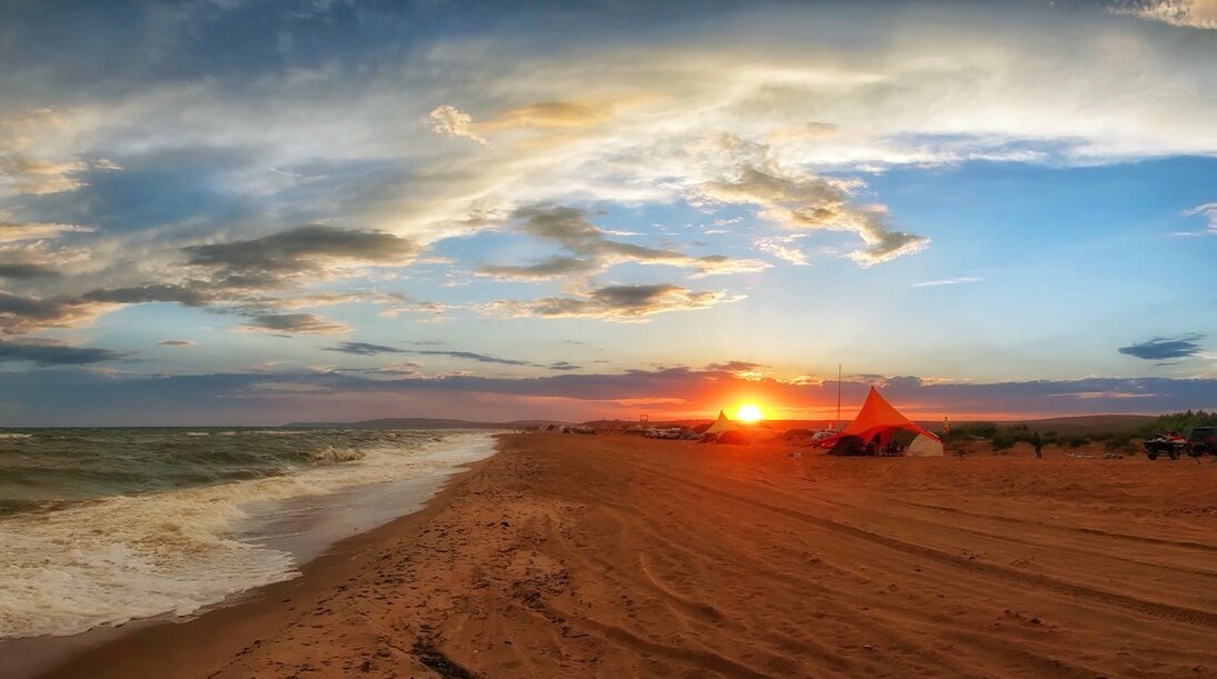 Приезжайте
на Бугазскую косу вечером, чтобы увидеть красивый закат.