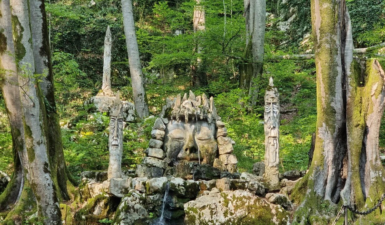 У
входа в Воронцовские пещеры стоит каменная скульптура Деметры.