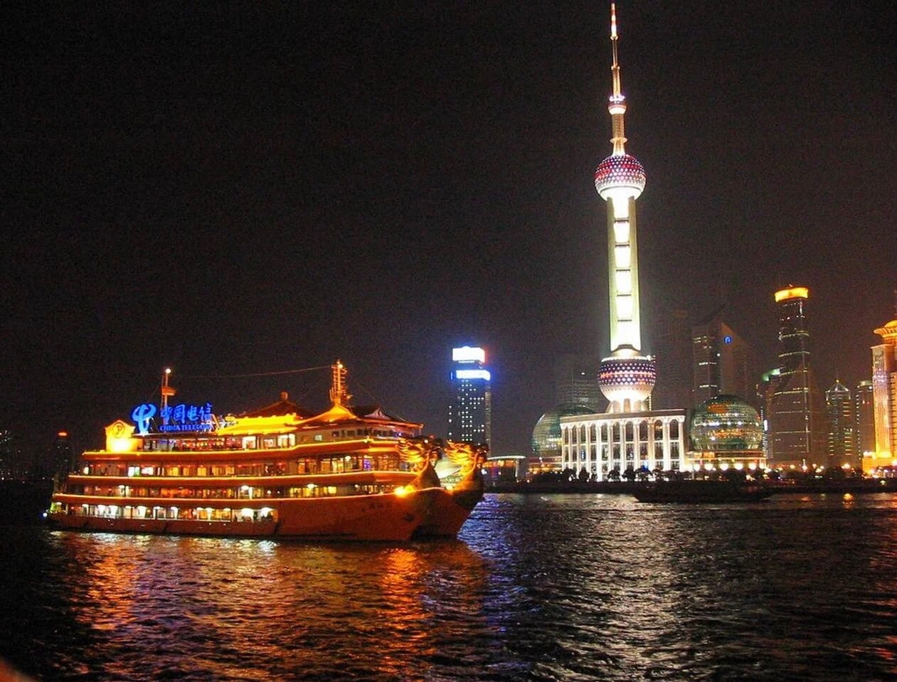 «Восточная жемчужина» отличается своей уникальной архитектурой: её
украшают 11 сфер диаметром до 50 метров.