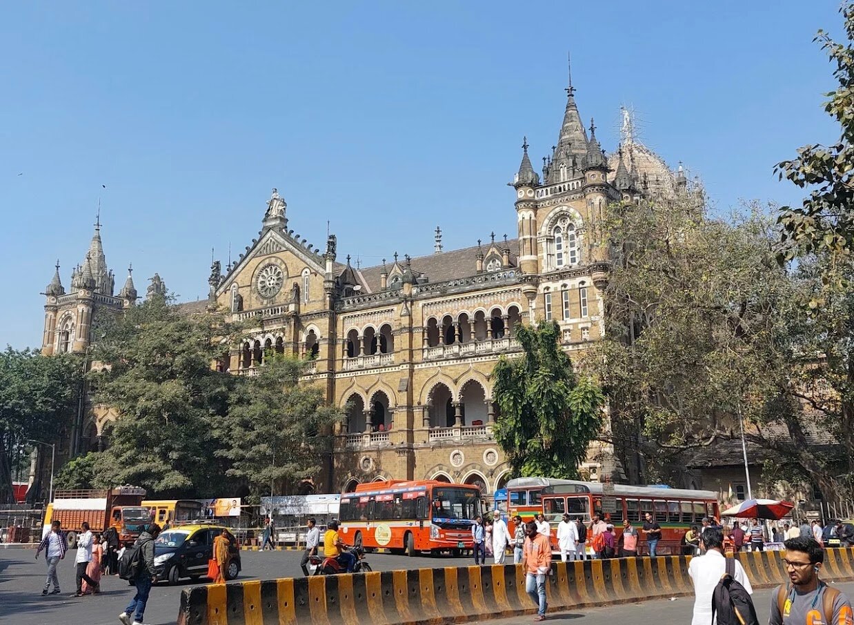 Ночью вокзал
Чхатрапати-Шиваджи подсвечивается.