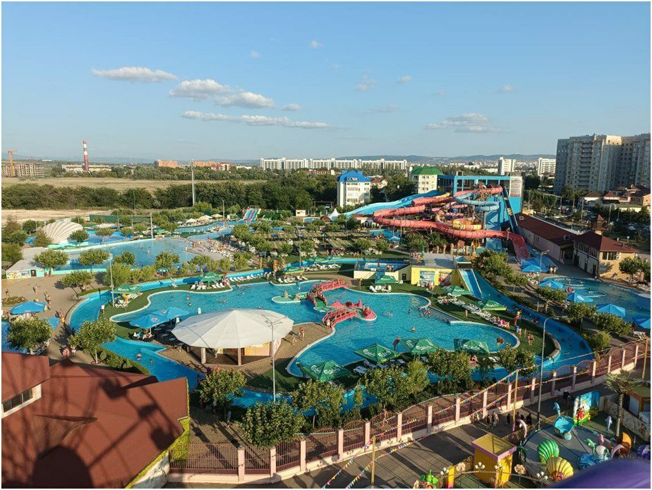 В аквапарке можно поплавать в стилизованном под озеро бассейне или «Ленивой реке» с течением.