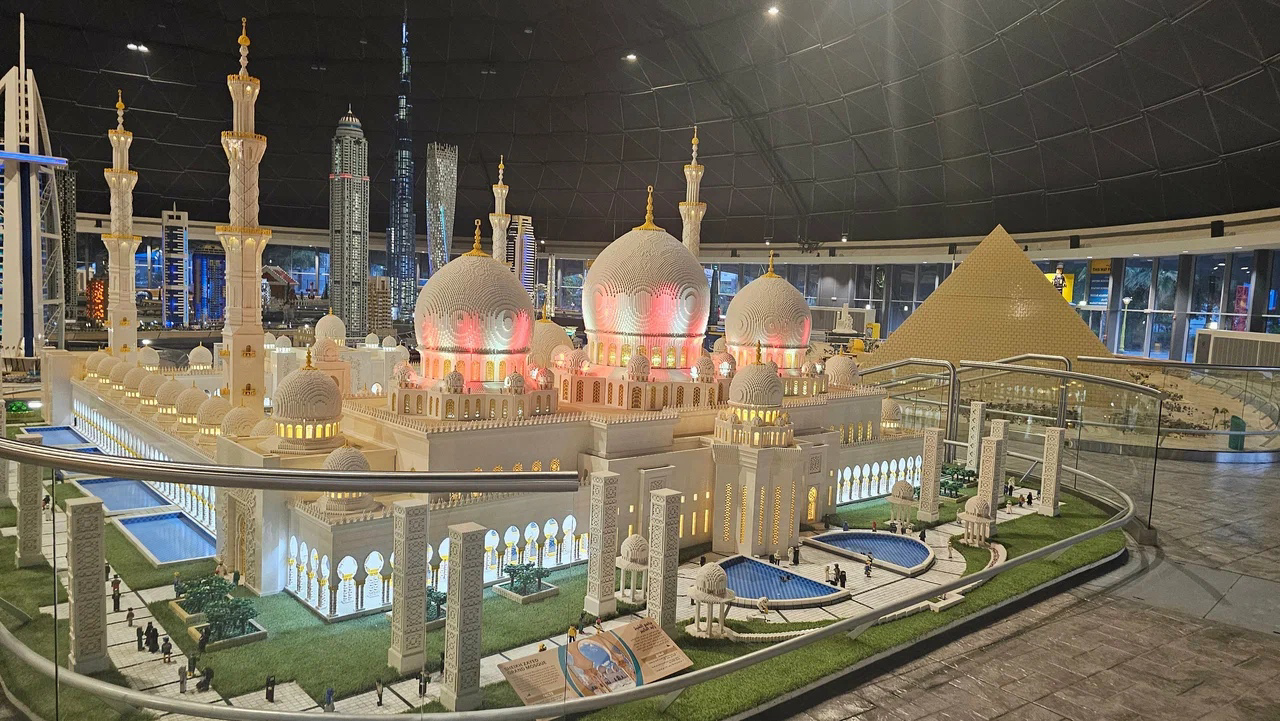 Кроме памятников архитектуры Эмиратов в парке миниатюр также представлены и другие достопримечательности.