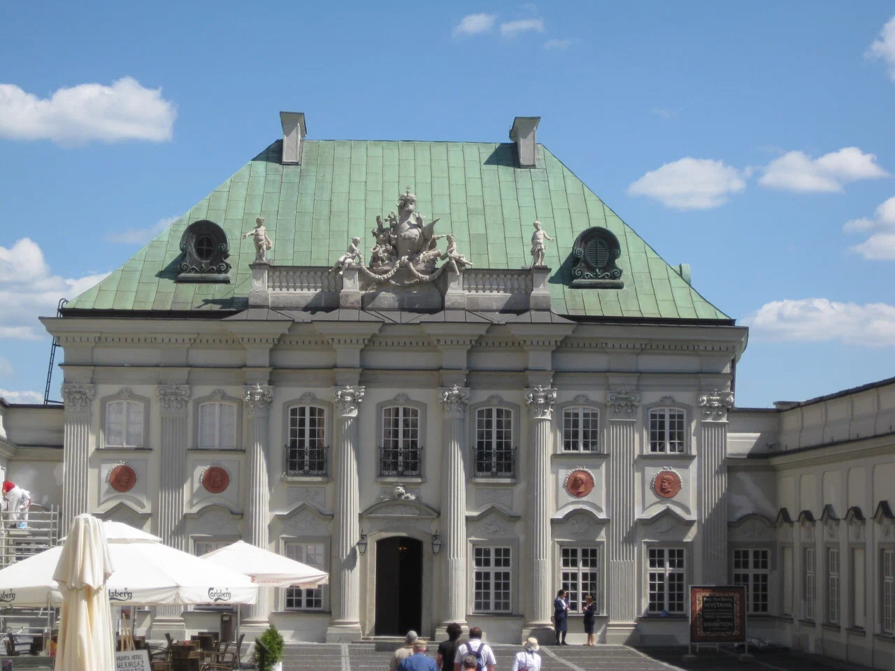 Необычное названия дворца появилось благодаря крыше главного корпуса, которая покрыта медной жестью.