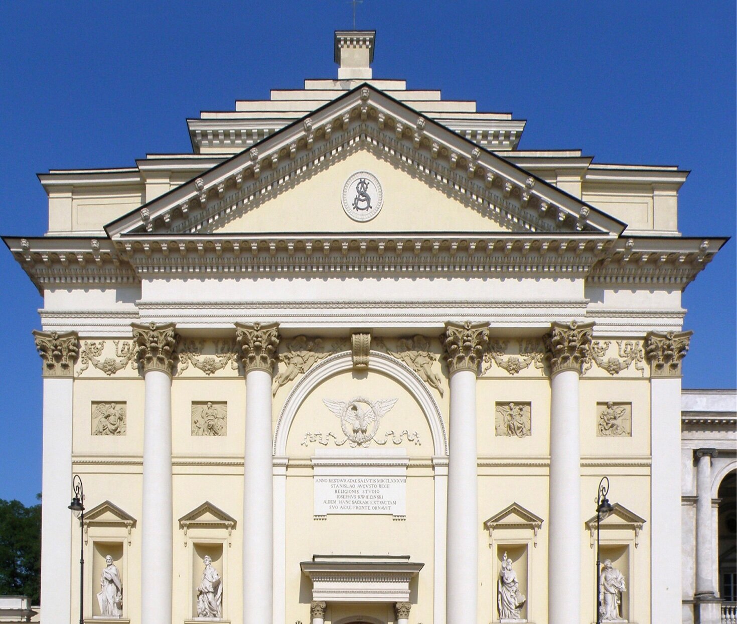 В небольших нишах на фасаде здания расположены скульптуры четырёх евангелистов — Матфея, Марка, Луки и Иоанна.