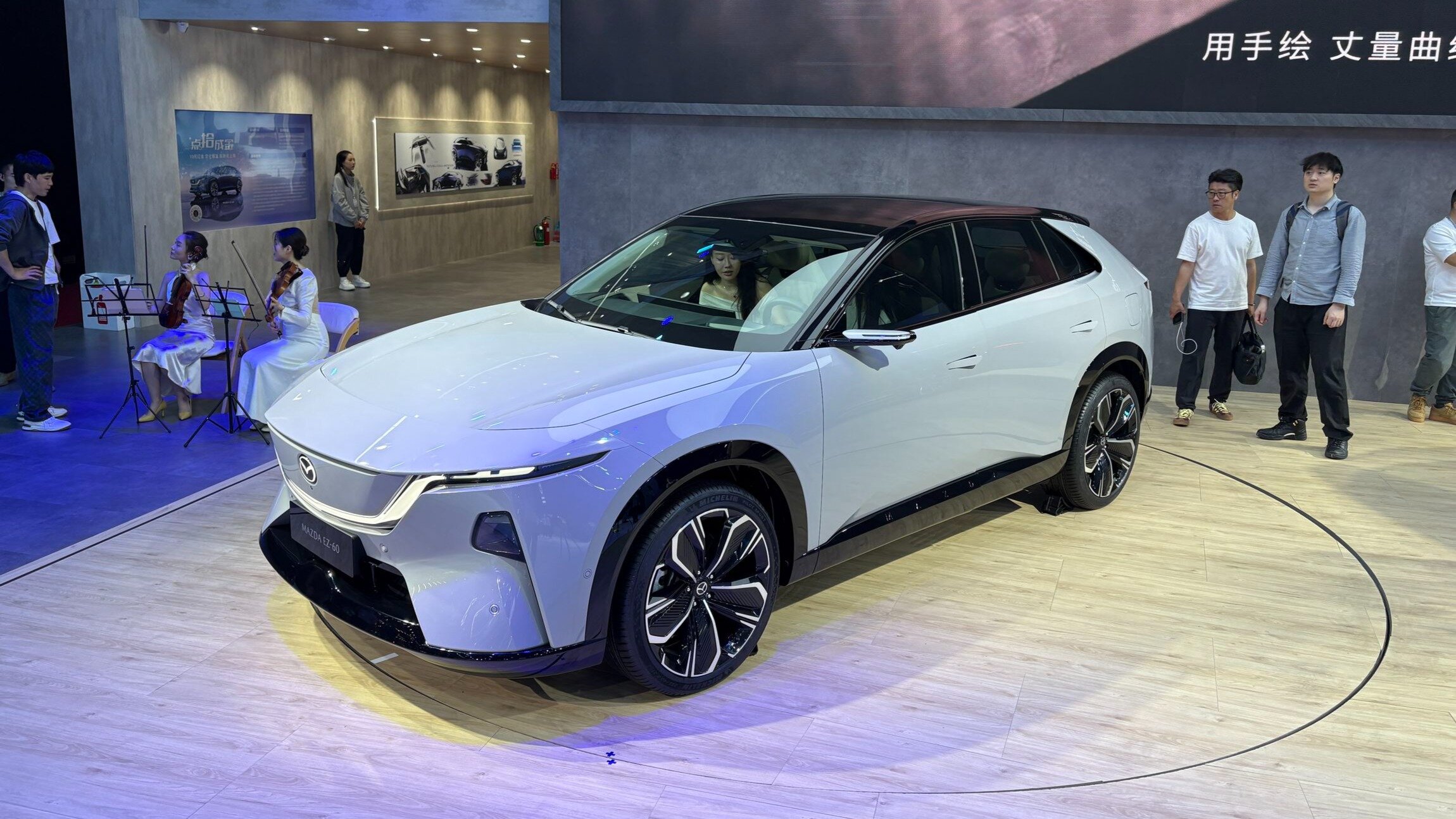 Представлен кроссовер Mazda EZ-60: 26-дюймовый экран и дальнобойность больше 1000 километров