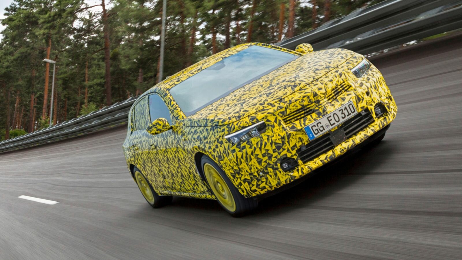 Новый Opel Astra проверили на устойчивость к электромагнитным полям