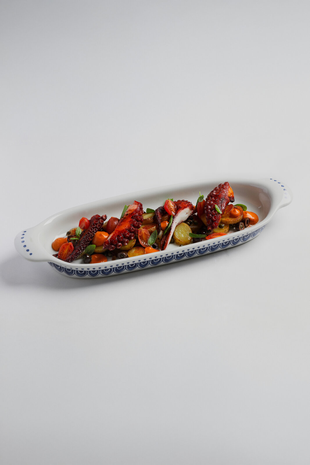 Осьминог с обжаренными овощами и томатно-ореховым соусом 