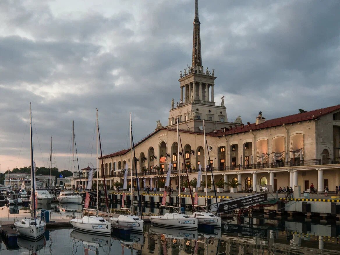 Порт в Сочи, откуда отправляются суда на морские прогулки.