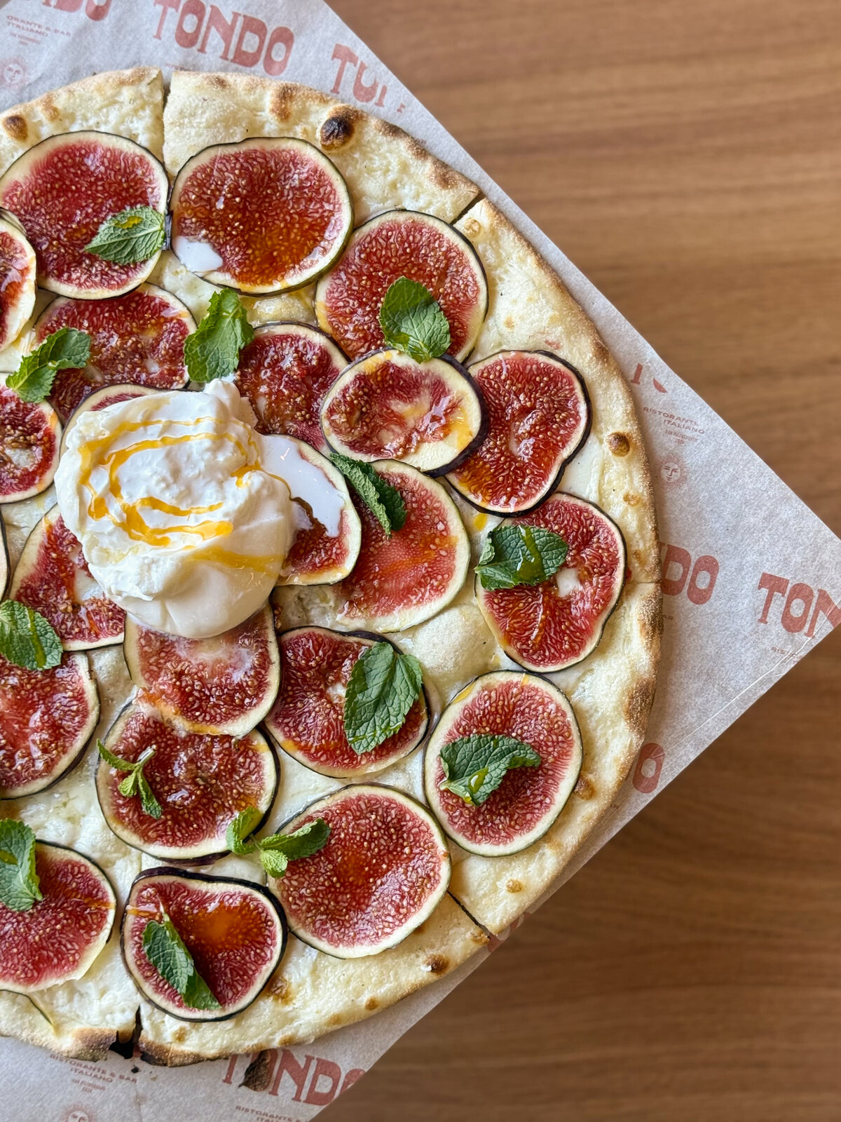 Пицца с инжиром и бурратой