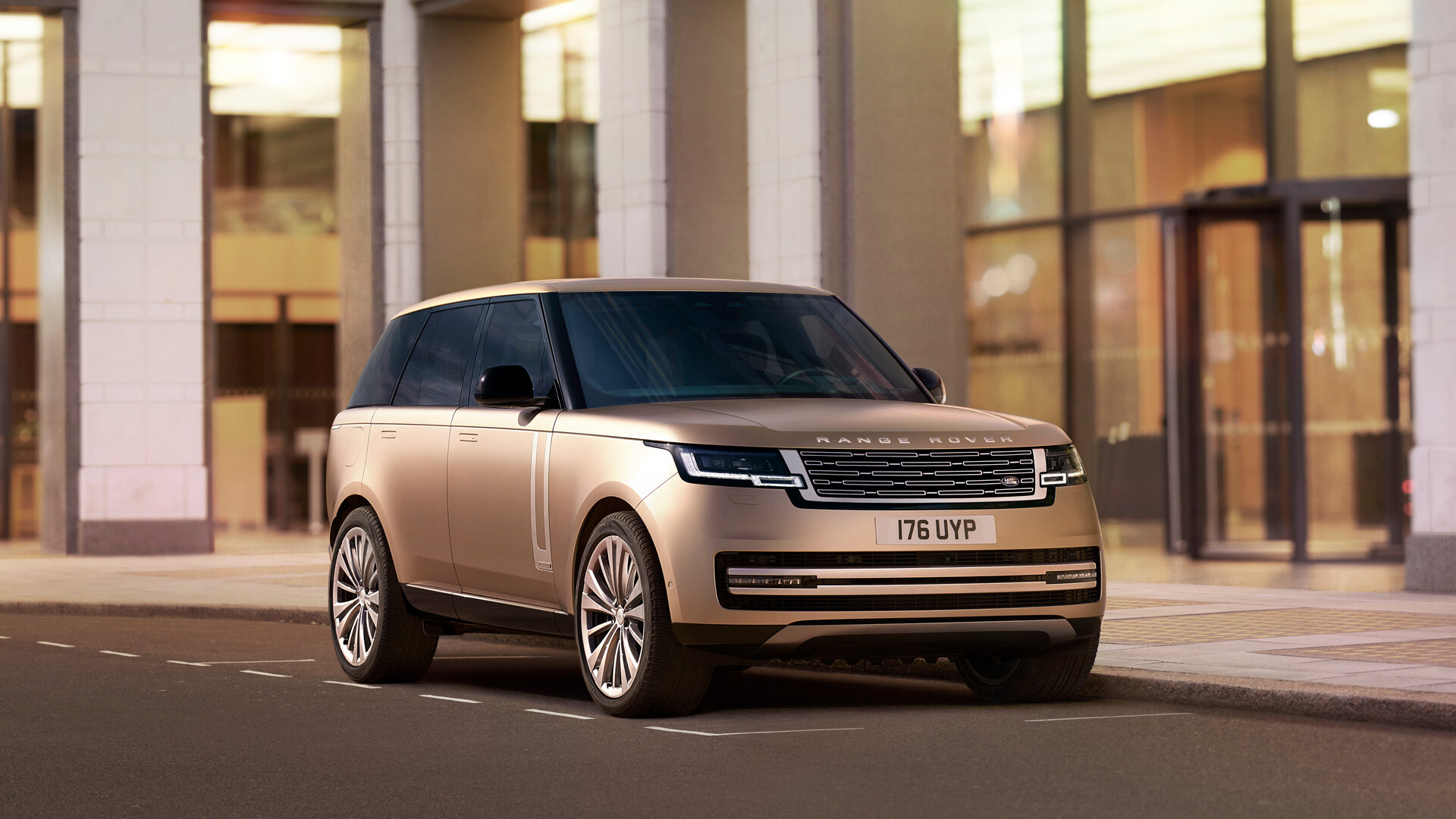 Новый Range Rover превратился в гибрид, а в будущем станет электрокаром