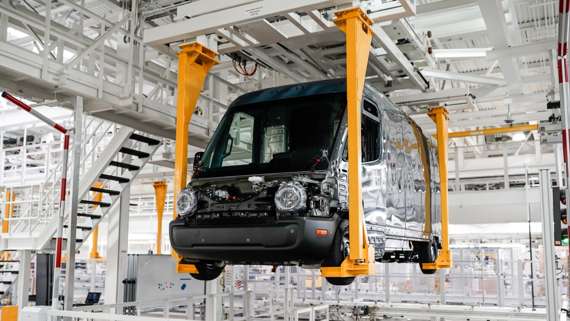 Rivian поможет компании Mercedes-Benz выпускать электрические фургоны