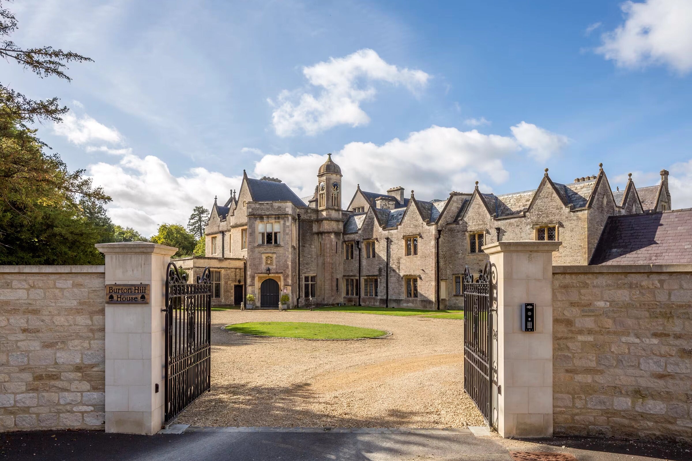 В Англии продают старинное поместье со спортзалом в часовне