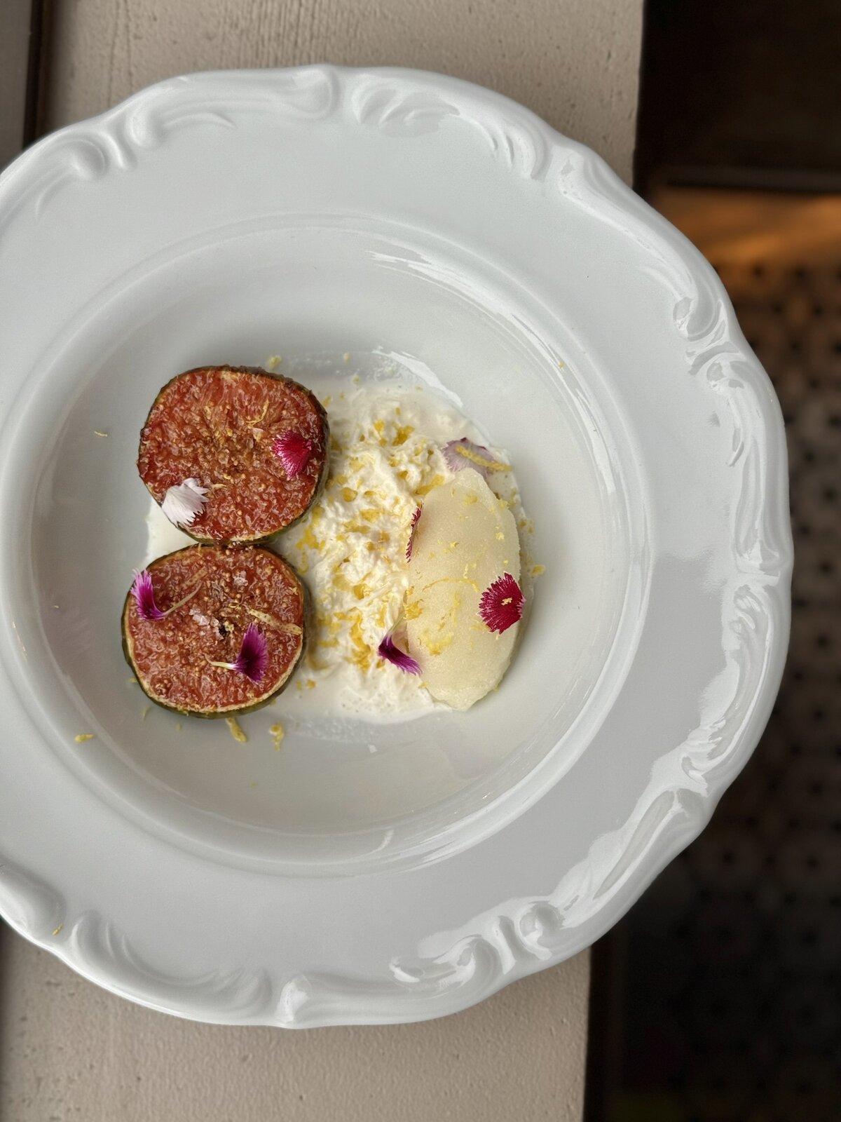 Спелый инжир в персиковом ликёре со страчателлой и лимонным сорбетом