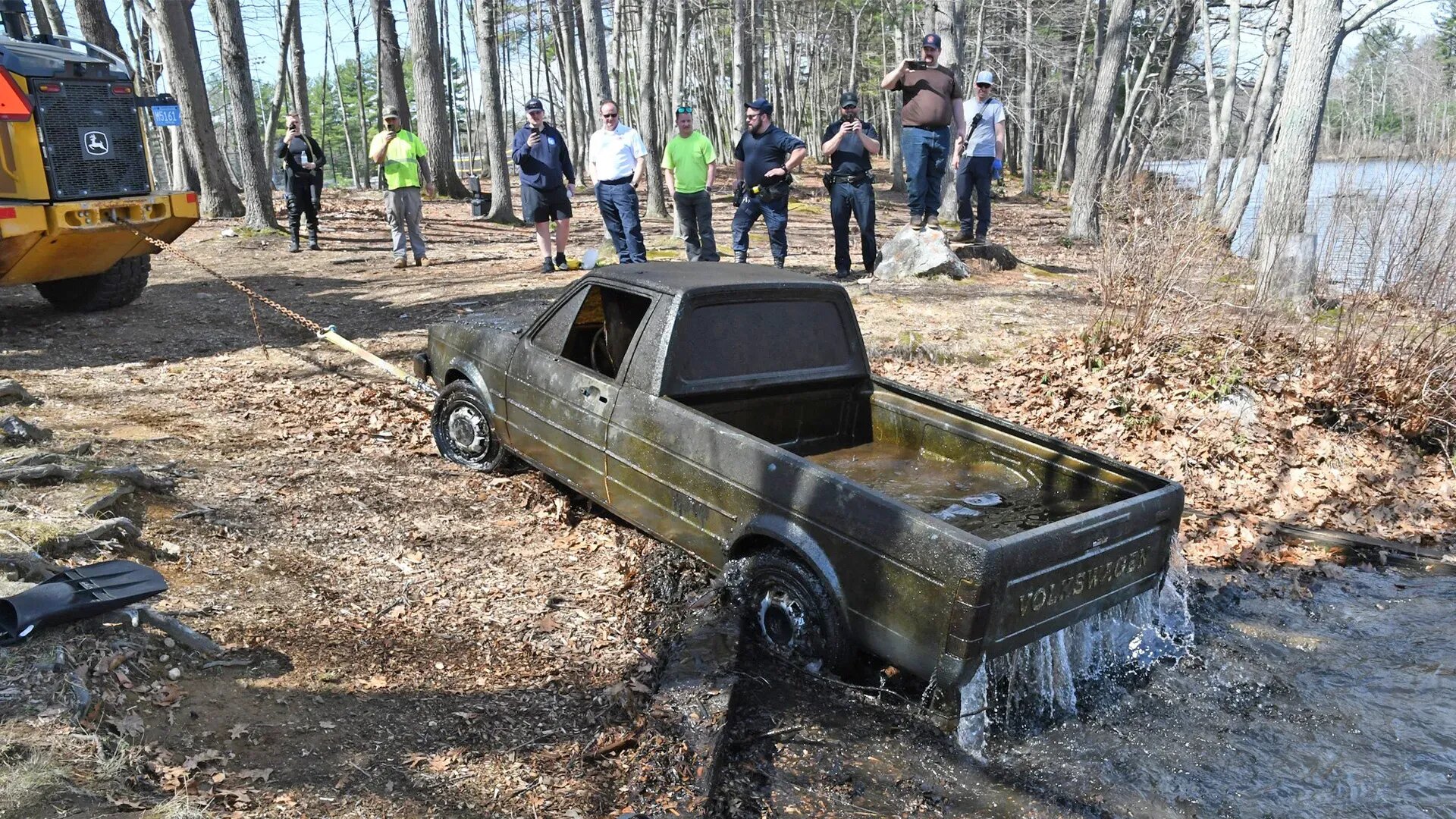Угнанный 44 года назад Volkswagen нашли на дне пруда
