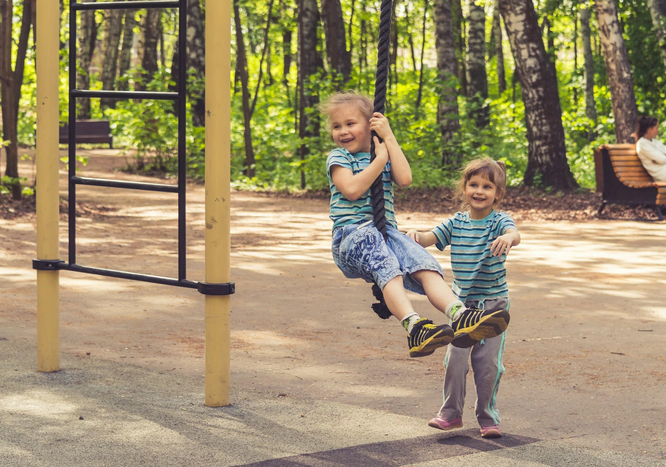 Практически в каждом парке Москвы много детских площадок, так что ребёнку не придётся скучать.