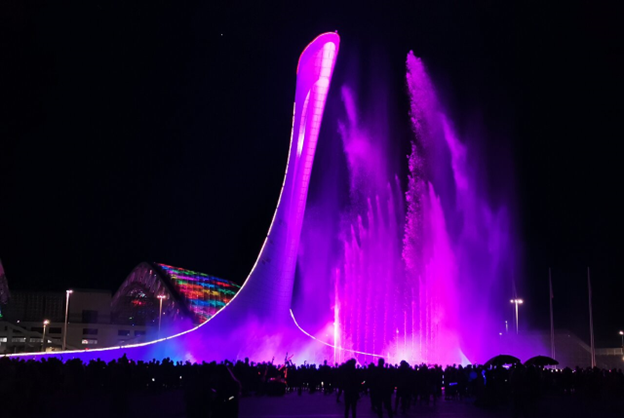 Фонтан в высоту достигает 50 метров, что
выше 16-этажного здания, а струи воды возвышаются над землёй на 70 метров.