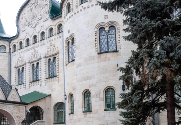 По внешнему виду здание
Государственного банка напоминает старинный замок, щедро украшенный резьбой,
изразцами и литьём
