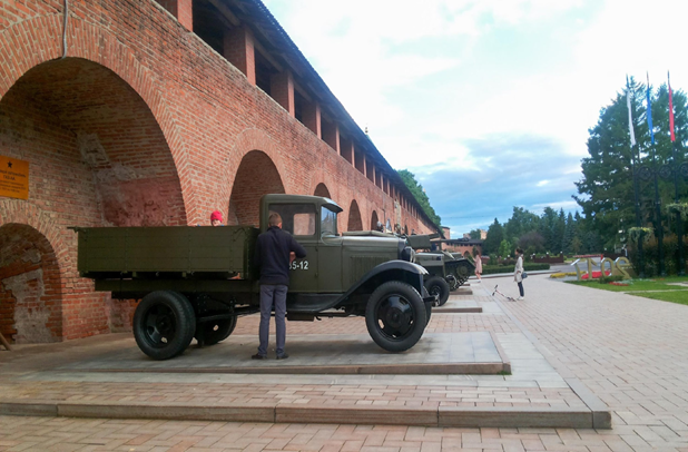 Недалеко от
входа вы увидите выставку военной техники, которую производили на
нижегородских заводах во время войны
