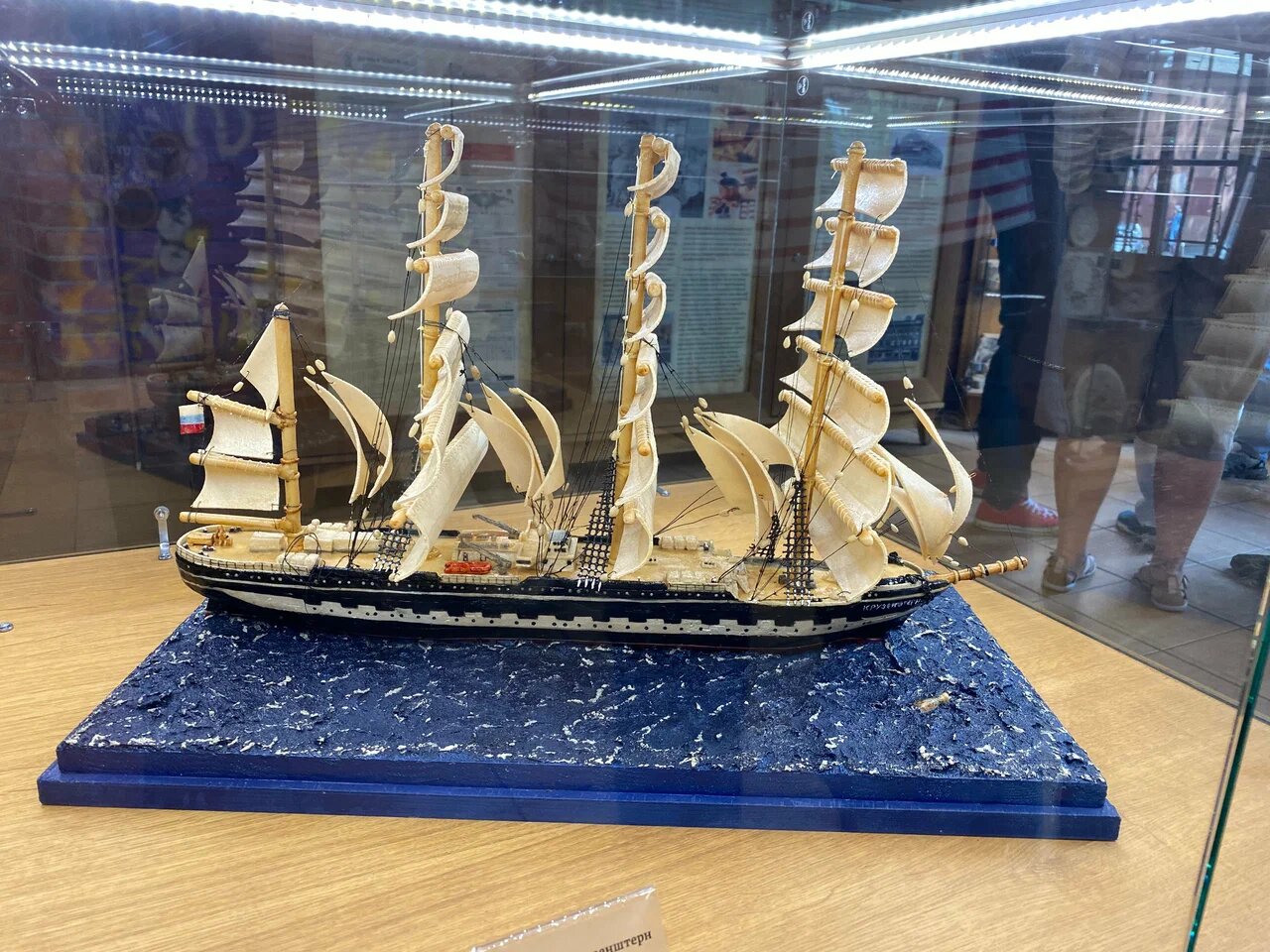 На территории работает магазин, где можно купить сладкие сувениры.