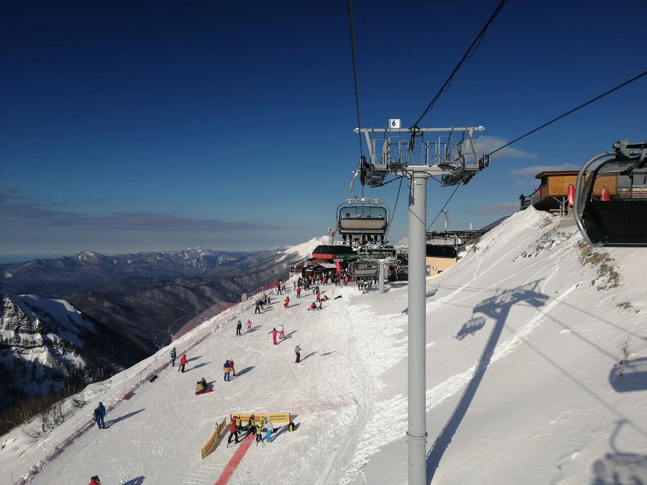 Пересадочные ступени канатной дороги в «Красную Поляну» находятся на трёх высотах 960, 1460 и 2200 метров.