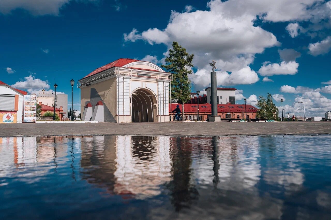 Композиция «Двуглавый орёл» символизирует основание новой крепости на правом берегу Оми в 1768 году.