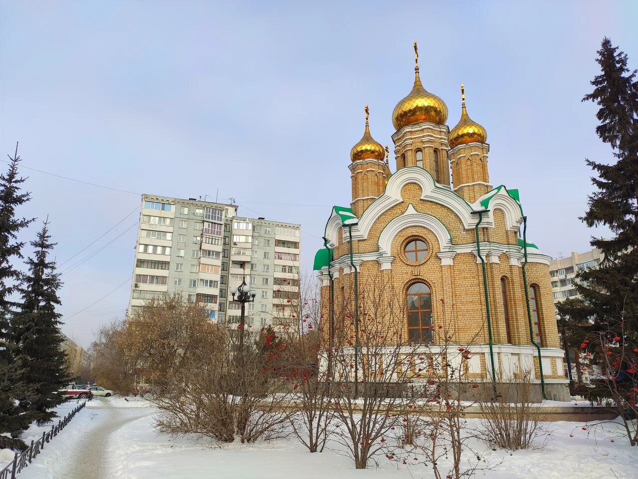 Иногда храм называют в честь улицы, на которой он находится, — храм на Красном Пути.