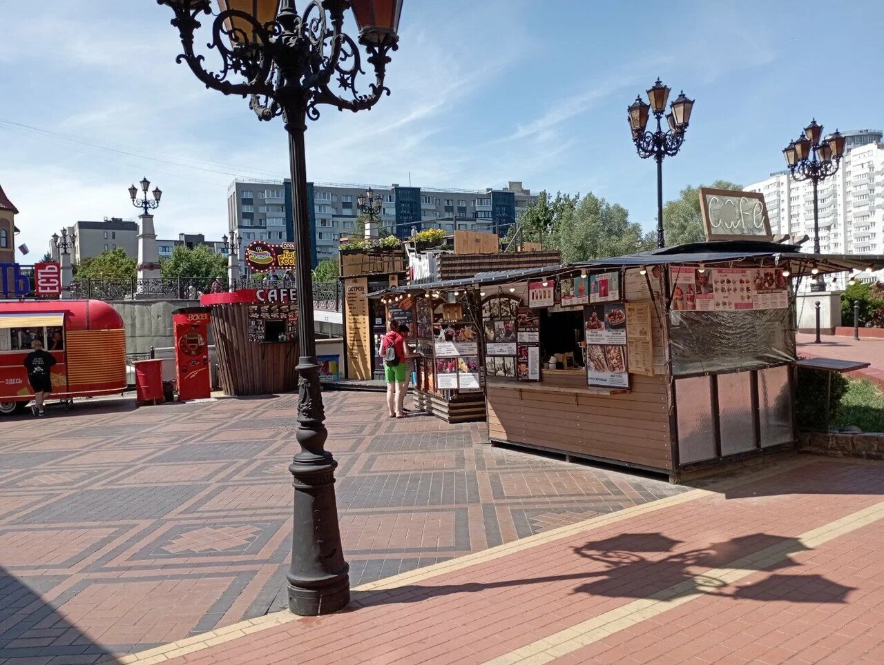 Если не знаете, что выбрать для перекуса, спросите у продавцов — вам подробно расскажут и подскажут.