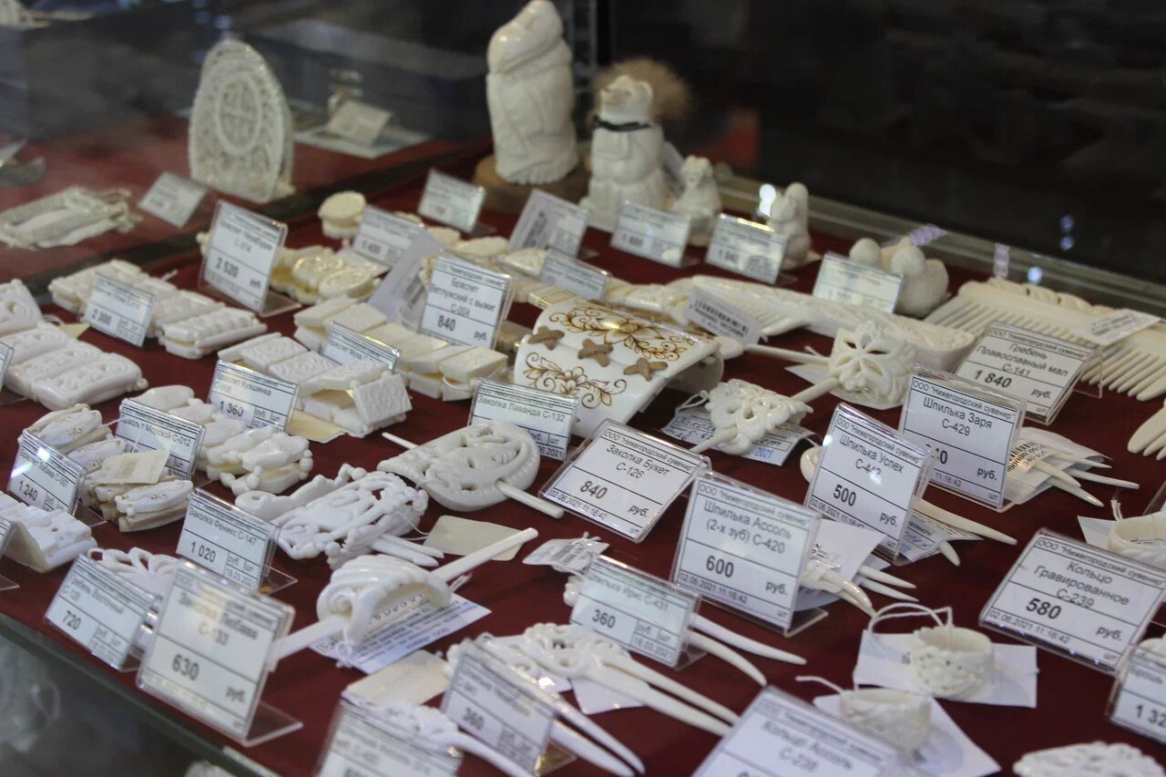 Изделия из костей обычно украшают сквозными орнаментами.