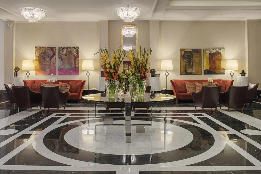 Архитекторы постарались воссоздать исторический облик отеля, но и современных деталей в интерьер добавили немало.