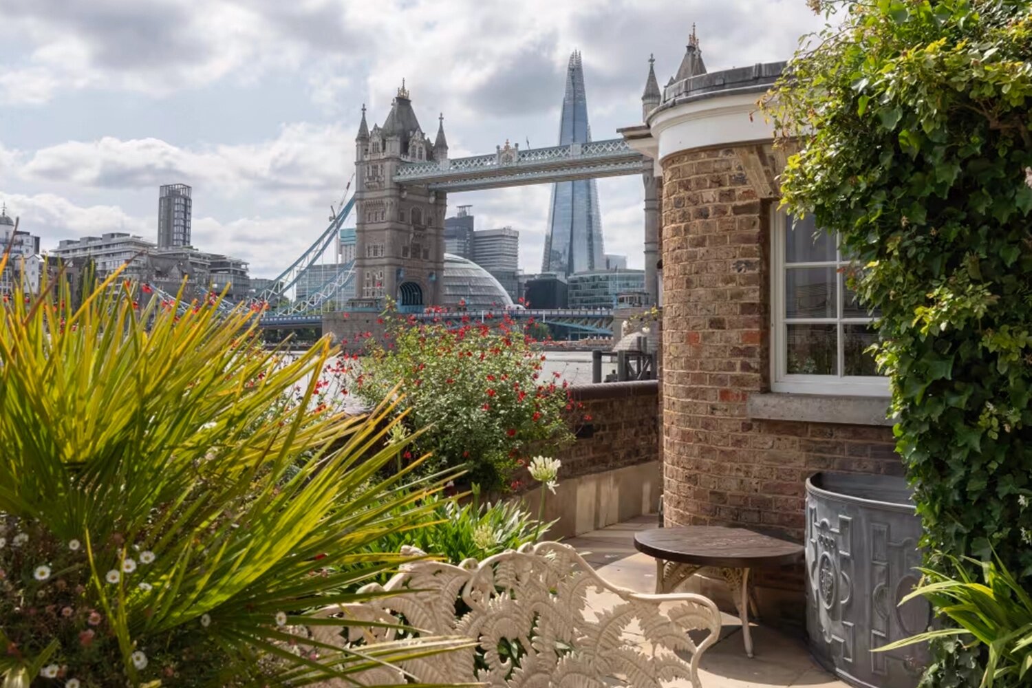 В центре Лондона продаётся 200-летний дом на берегу Темзы с видом на Тауэрский мост