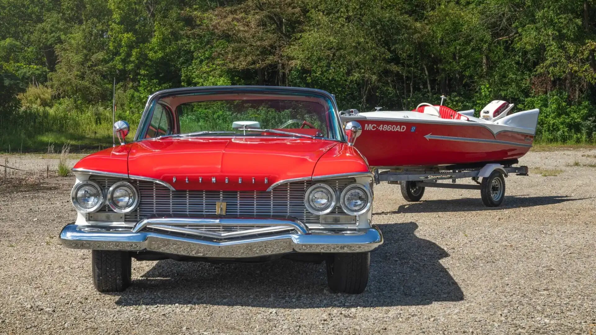 С молотка уйдёт необычный Plymouth Fury 1960 года: к нему прилагается лодка